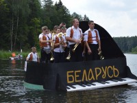 Болотный футбол и плавание на чем попало подтвердили право на жизнь в программе фестиваля трех народов