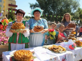 Песни, танцы, выездная торговля и праздничное настроение