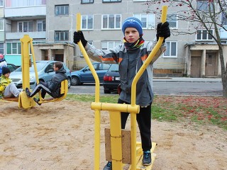 Уличный спортивный комплекс в Новогрудке позволяет всем желающим заняться спортом прямо во дворе своего дома